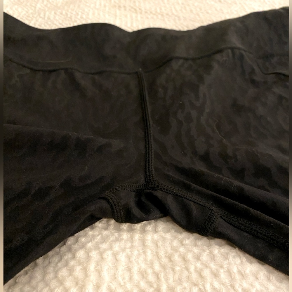 Sweaty Betty ALL DAY 7/8 leggings in black leopard cheetah print! Size Medium - Picture 8 of 8